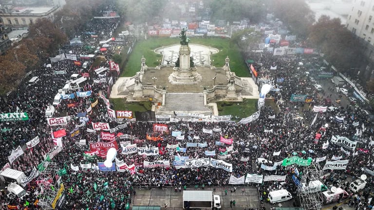 Tras el desalojo, se mantiene la tensión en el Congreso: los manifestantes regresaron y presionan el cordón policial