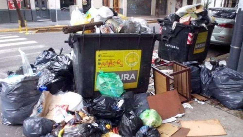 Por una protesta de Camioneros, se acumula basura en las calles: le reclaman a CABA por la licitación de grúas