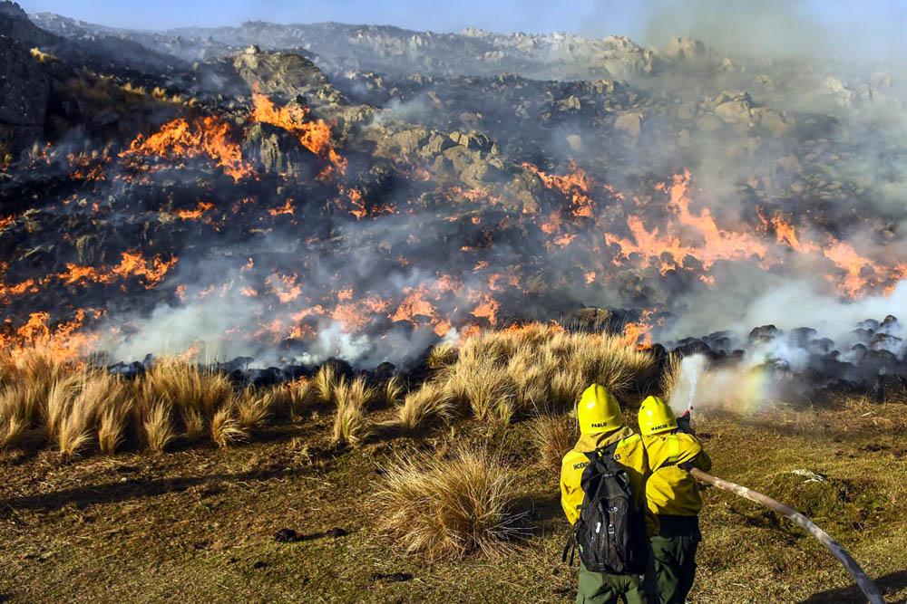 Alerta máxima por incendios en las sierras de Córdoba: los bomberos llevan dos días trabajando en la zona
