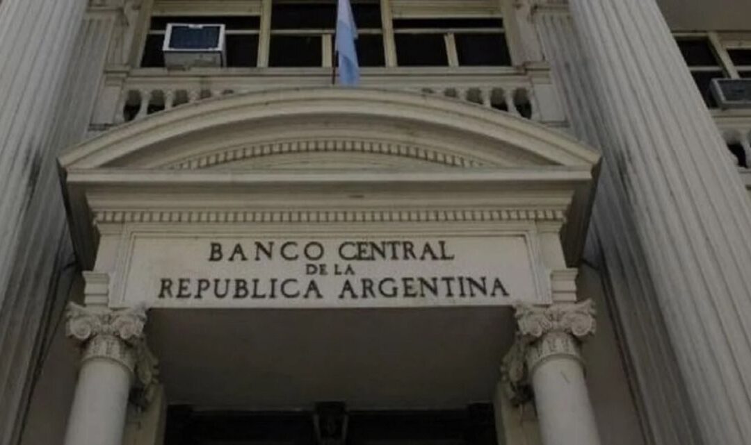 Menos cepo: cómo funcionará la nueva medida del BCRA que facilitará pequeños pagos en dólares al exterior