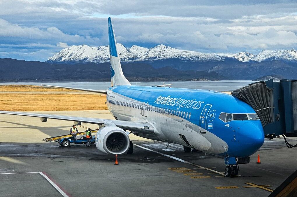 El Gobierno anticipó que cederá el control de Aerolíneas Argentinas en caso de que continúen las extorsiones de los gremios