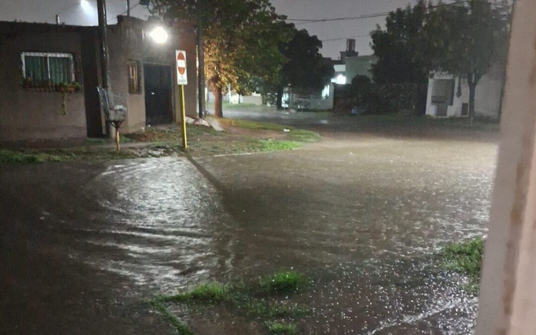 Inundaciones en Bahía Blanca: Hospital Penna afectado y clases suspendidas por fuerte temporal