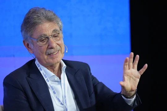 Ahora apareció el apellido Sigman en los vuelos a Pilar