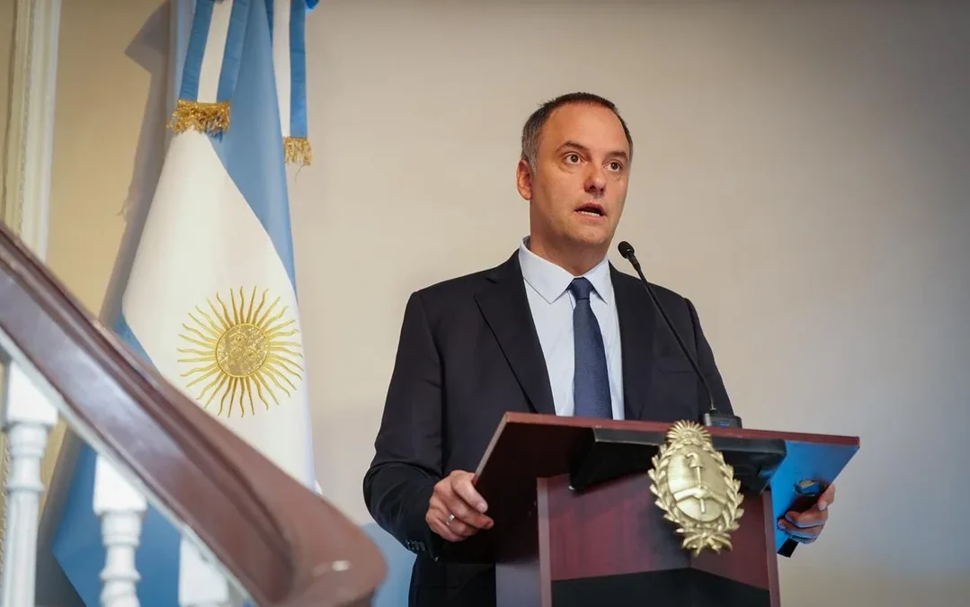 Manuel Adorni acusó al peronismo de convertir el país en “tierra arrasada” y habló de “revolución económica”