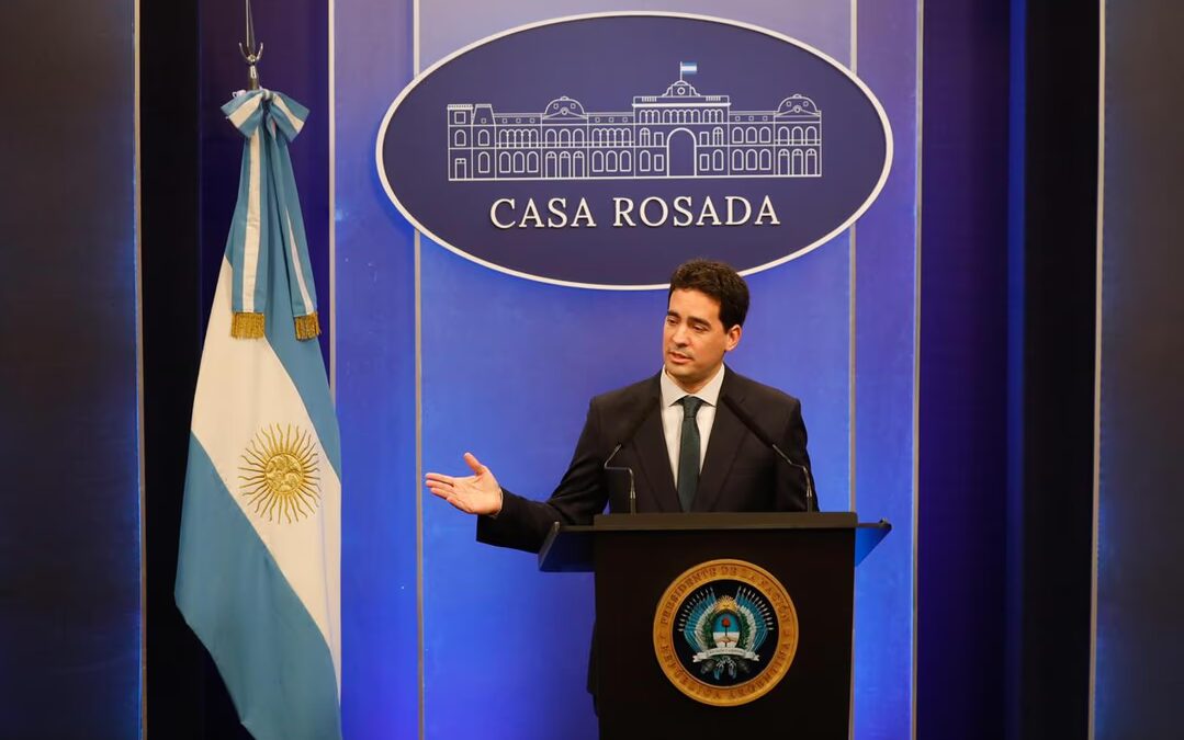 Ravier desmintió la frase “país bananero”, negó críticas a Messi y al plantel por la bandera sobre Malvinas