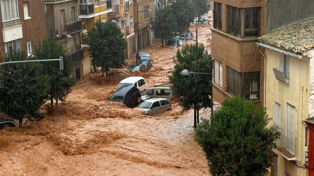 Las inundaciones en Valencia dejaron al menos 140 muertos y los rescatistas siguen buscando víctimas