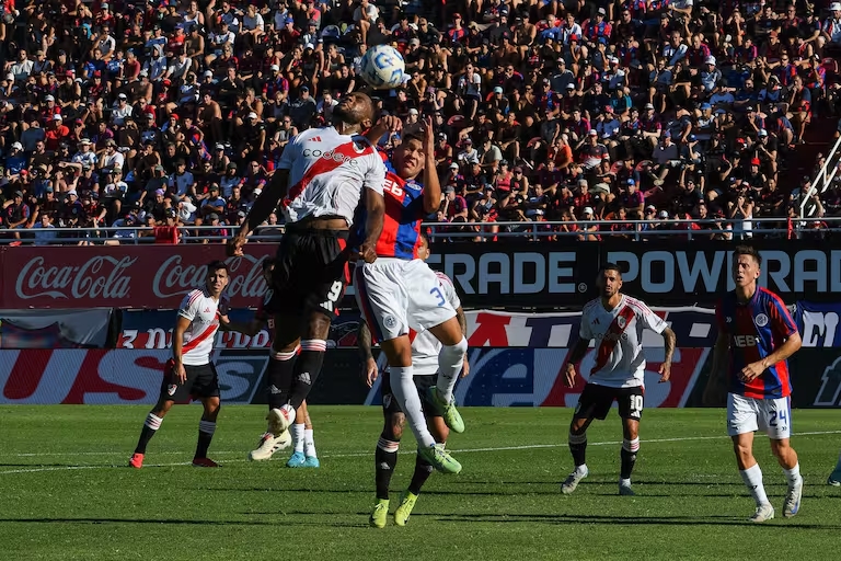 San Lorenzo y River no se sacaron diferencias en un emocionante partido