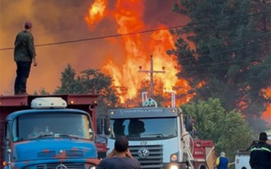 Incendio en El Bolsón: el fuego tiene en vilo a varios parajes poblados y ya son cerca de mil los vecinos evacuados