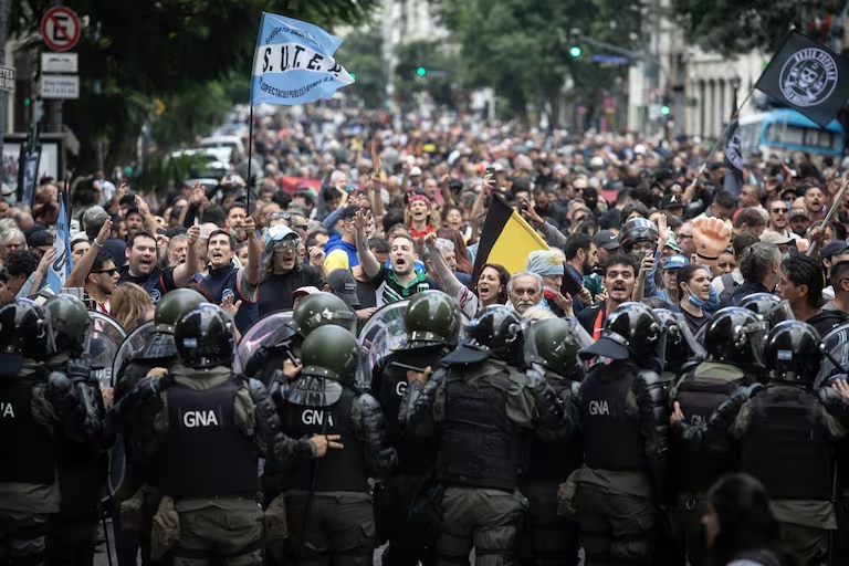 El Gobierno denunció por sedición a los detenidos por la protesta de los barras de fútbol y exigió el apartamiento de la jueza Andrade
