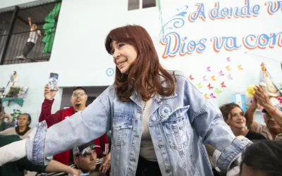 Cristina Kirchner reunió a un grupo de intendentes y pidió unidad pese al desdoblamiento dispuesto por Kicillof