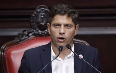 Kicillof desplazó a 24 oficiales de la Policía por su relación política con un dirigente libertario.