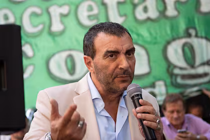 Interna caliente en el gremio legislativo: dos viejos enemigos pelean el poder en medio del descontento por los sueldos.