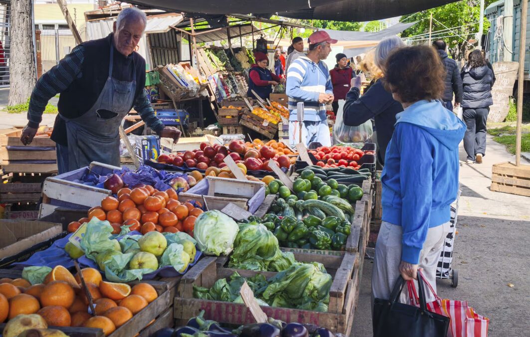 El 76% de los endeudados en Argentina recurre al crédito para pagar alimentos, salud y servicios
