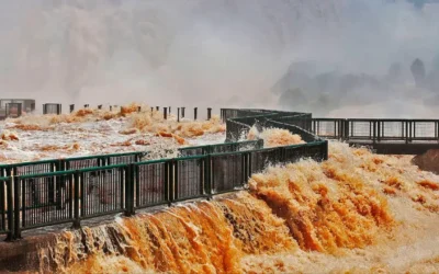 «El Niño» afecta el Litoral con fuertes inundaciones: cerraron el paseo de las Cataratas del Iguazú